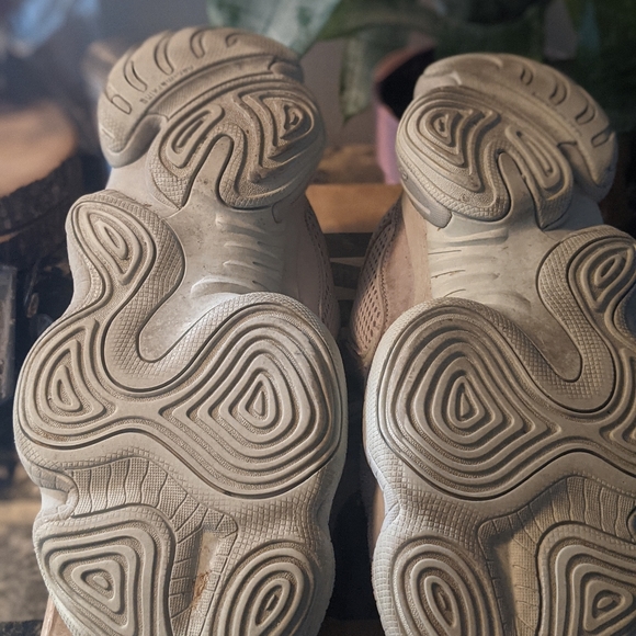 Adidas Yeezy 500 - Picture 5 of 7